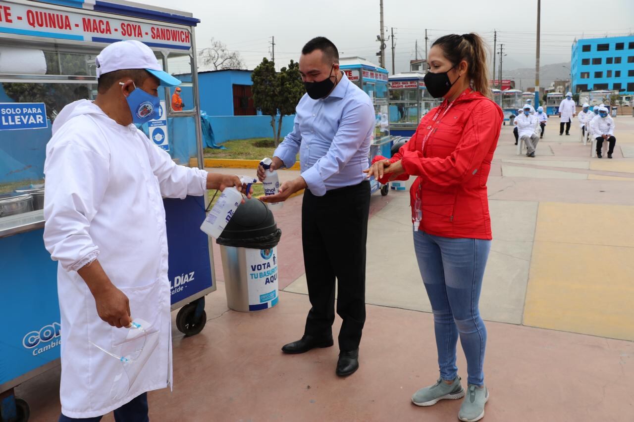 Buena noticia para los clientes. Municipalidad de Comas realizó pruebas rápidas a 200 emolienteros y solo cuatro dieron positivo. | Foto: Difusión