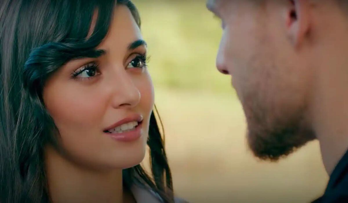 Cuando Eda le da la gran noticia a Serkan (Foto: MF Yapım)