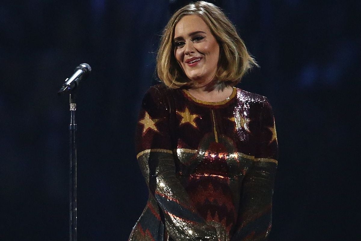 Adele en el escenario durante los BRIT Awards 2016 en Londres el 24 de febrero de 2016 (Foto: AFP)