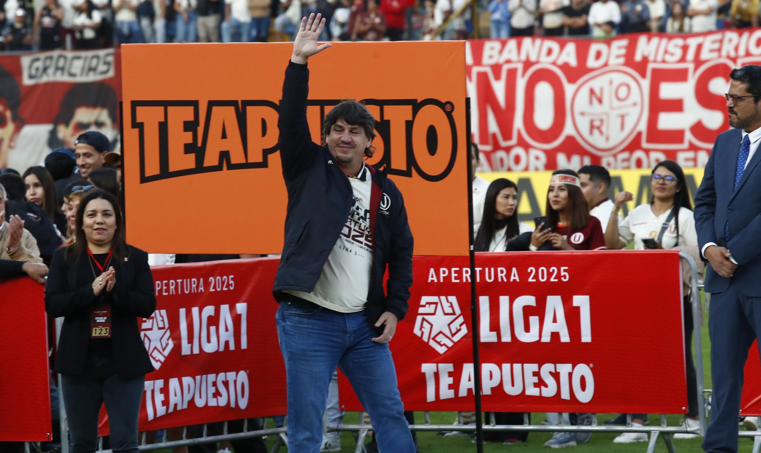 Directivo crema respondió a críticos fiel a su estilo. (@gec)