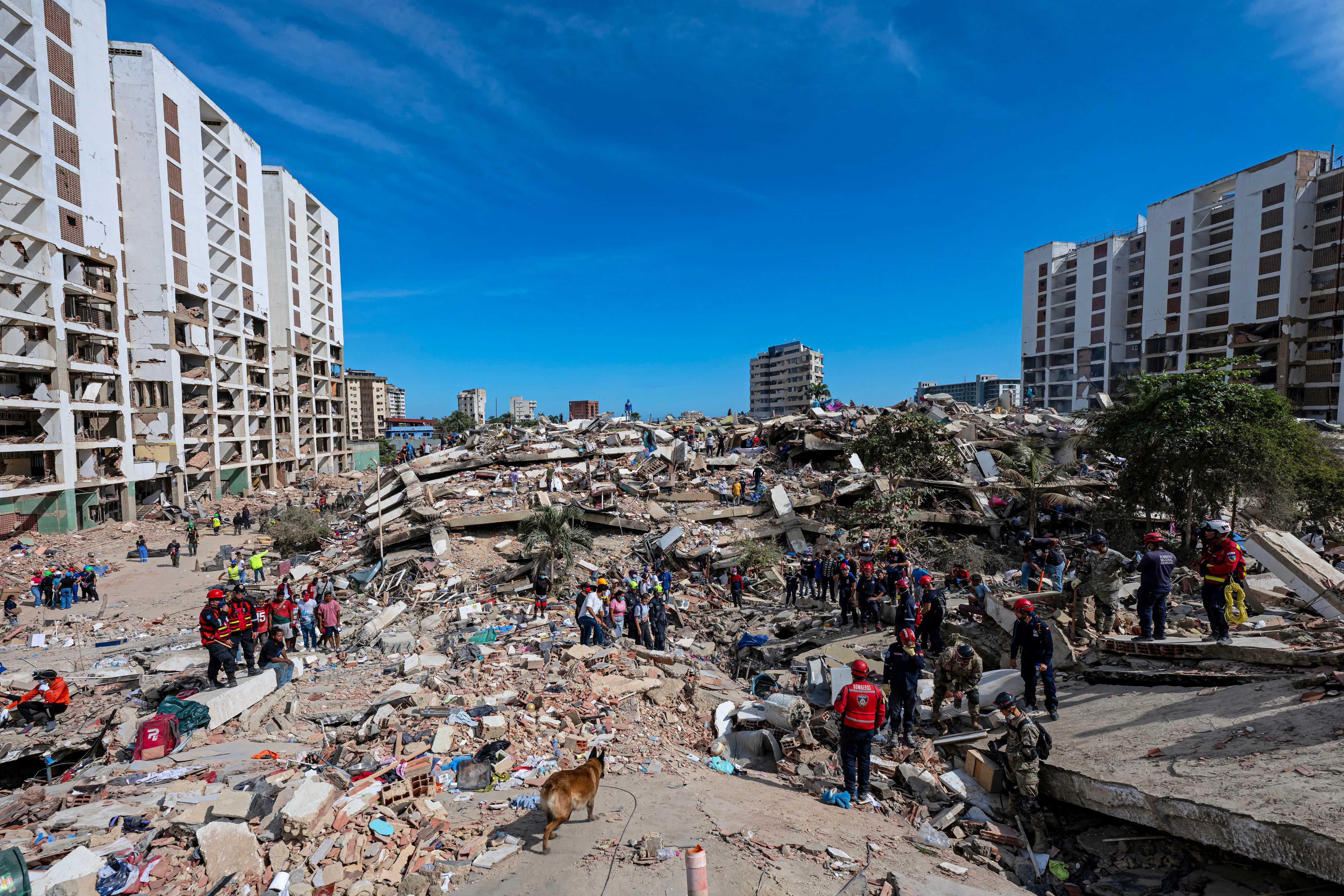 Escombros de los edificio derrumbados en Caraballeda, estado de La Guaira, Venezuela. (Foto de Miguel MEDINA / AFP).