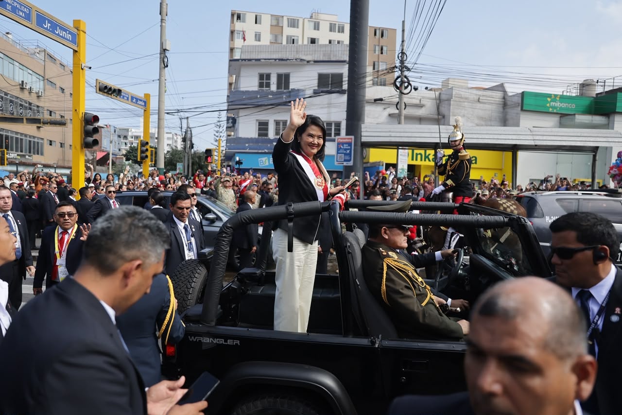 La presidenta Keiko Fujimori llegó a la Gran Parada y Desfile Militar en un jeep. (Foto: Hugo Pérez / @photo.gec)