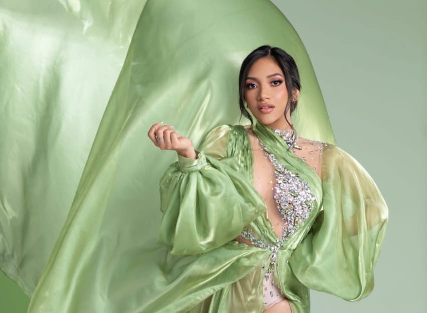 Sigue estudiando canto, también actuación y piensa retomar su carrera de Derecho