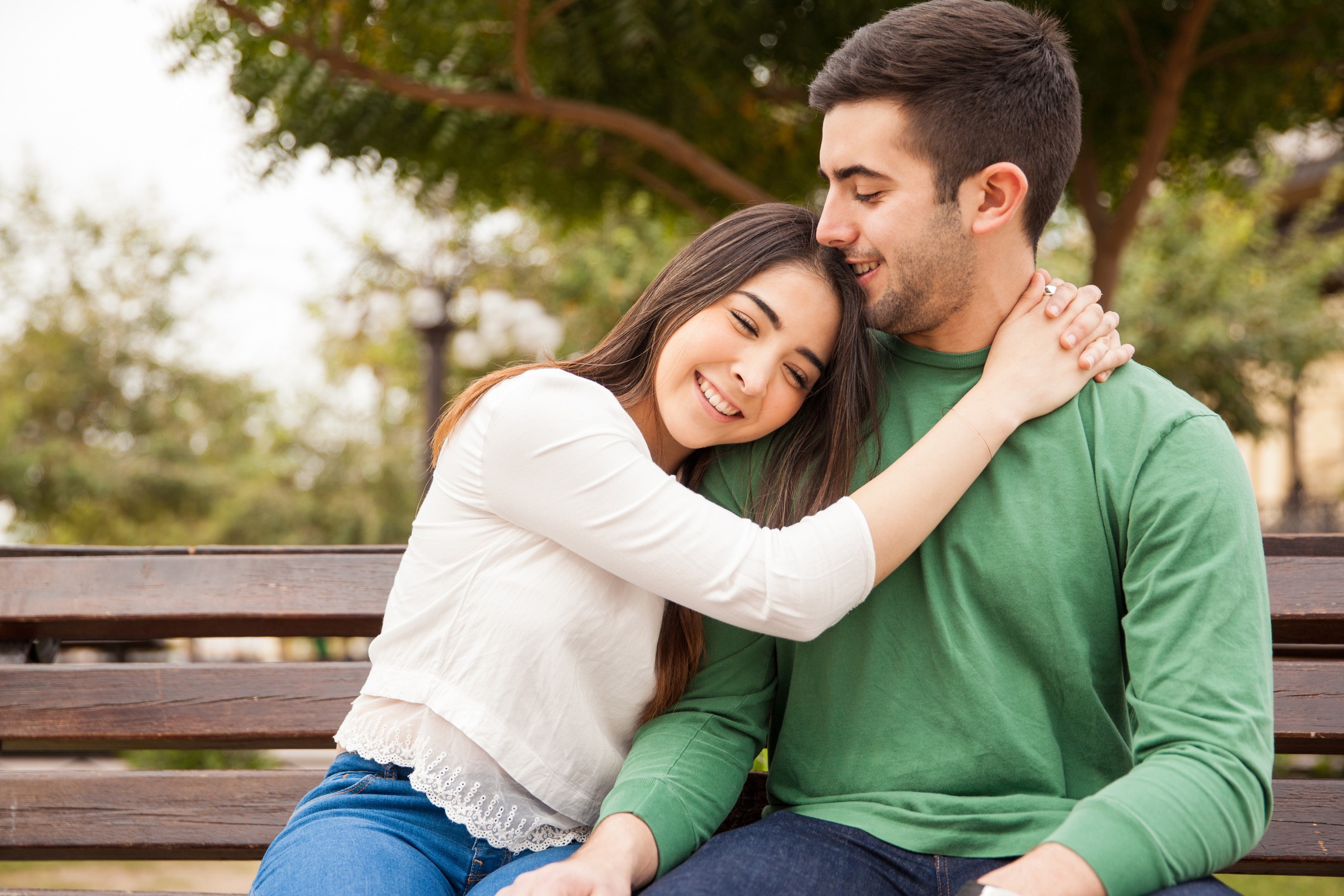 Especialista explica cómo los padres deben actuar ante el primer amor de sus hijos. Foto: Istock