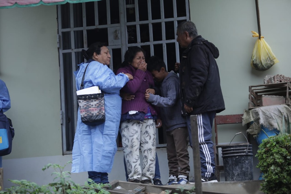 Retiran el cuerpo del menor de cuatro años sepultado dentro de su casa en Comas. Foto: britanie Arroyo/@photo.gec