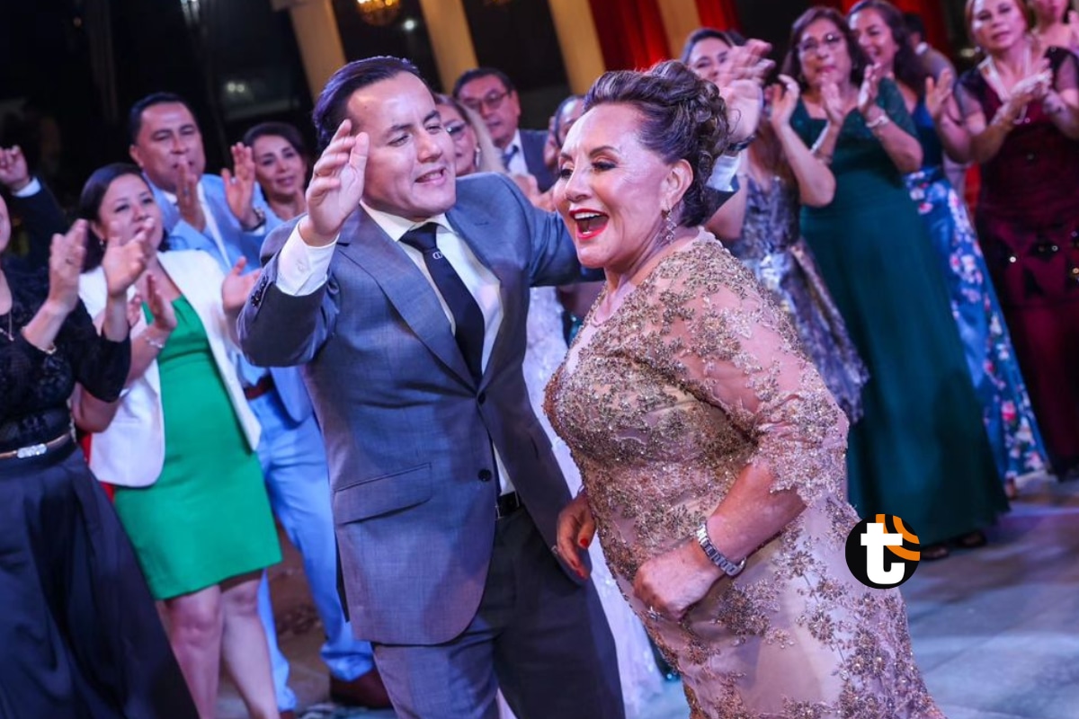 Richard Acuña y su mamá