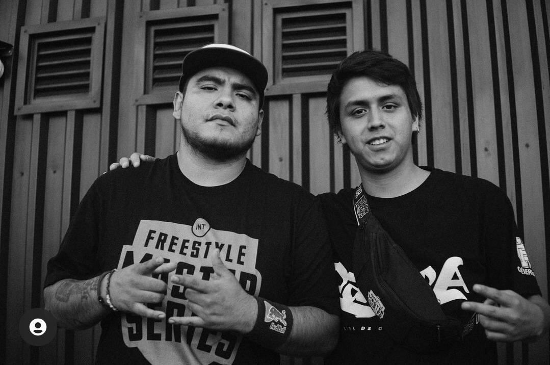 El joven mánager Juanito MC junto a la leyenda del freestyle, Aczino. (Foto: Instagram)