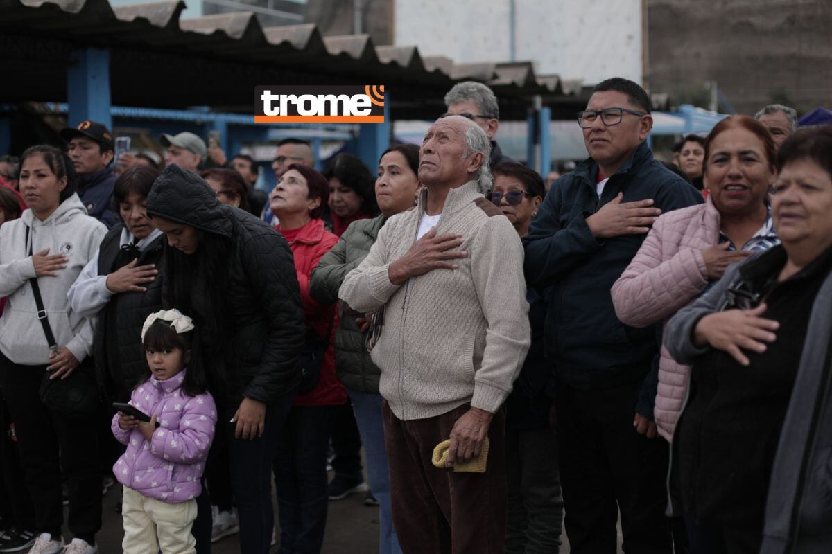 Autoridades y vecinos chorrillanos llegaron para apoyar a los pescadores quienes piden respetar los ecosistemas de la bahía. Foto: Anthony Niño de Guzmán.