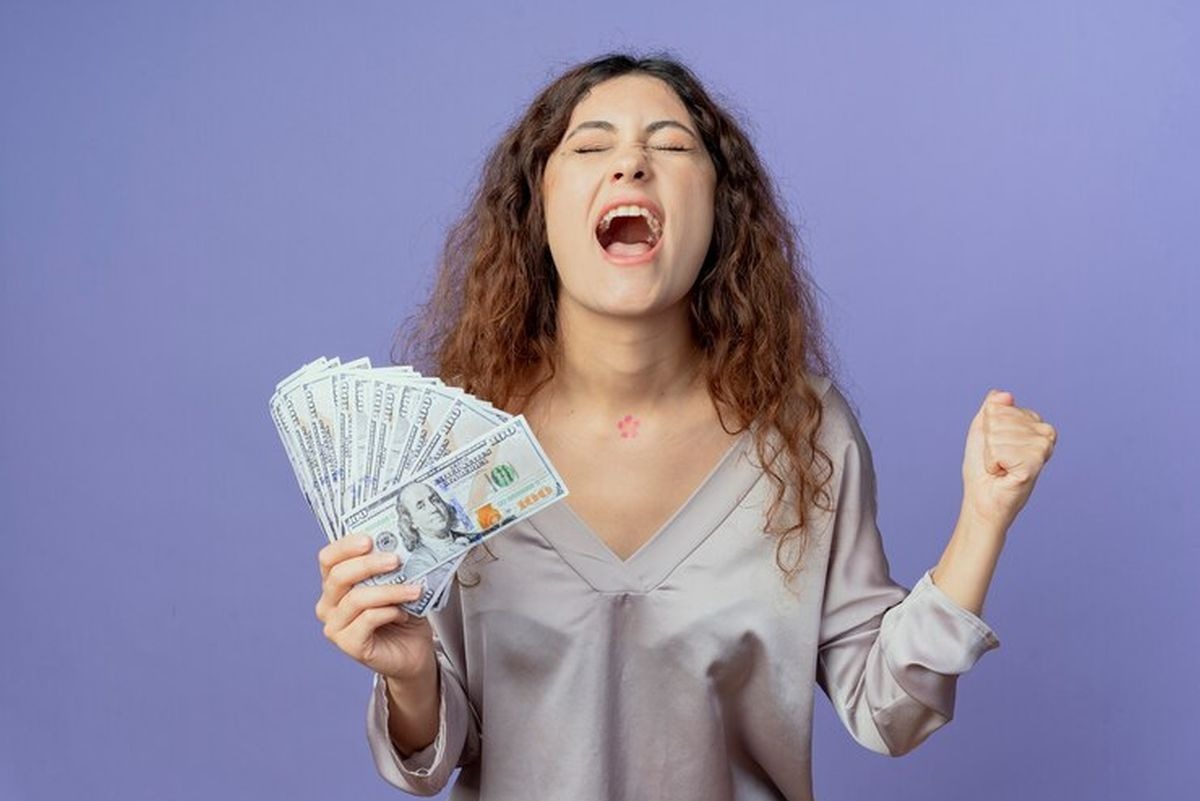 La alegría de esta mujer es evidente gracias al dinero extra que le llegó a sus manos (Foto: Freepik)
