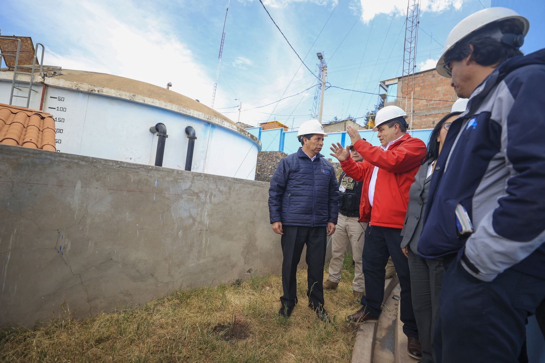 No la pasa bien el presidente Pedro Castillo acosado por las denuncias de corrupción en su contra. Con sus familiares encarcelados o fugados, y parte de su entorno en la misma situación, su permanencia en Palacio de Gobierno pende de un delgado hilo. el descrédito ha provocado que la gente le pierda el respeto.