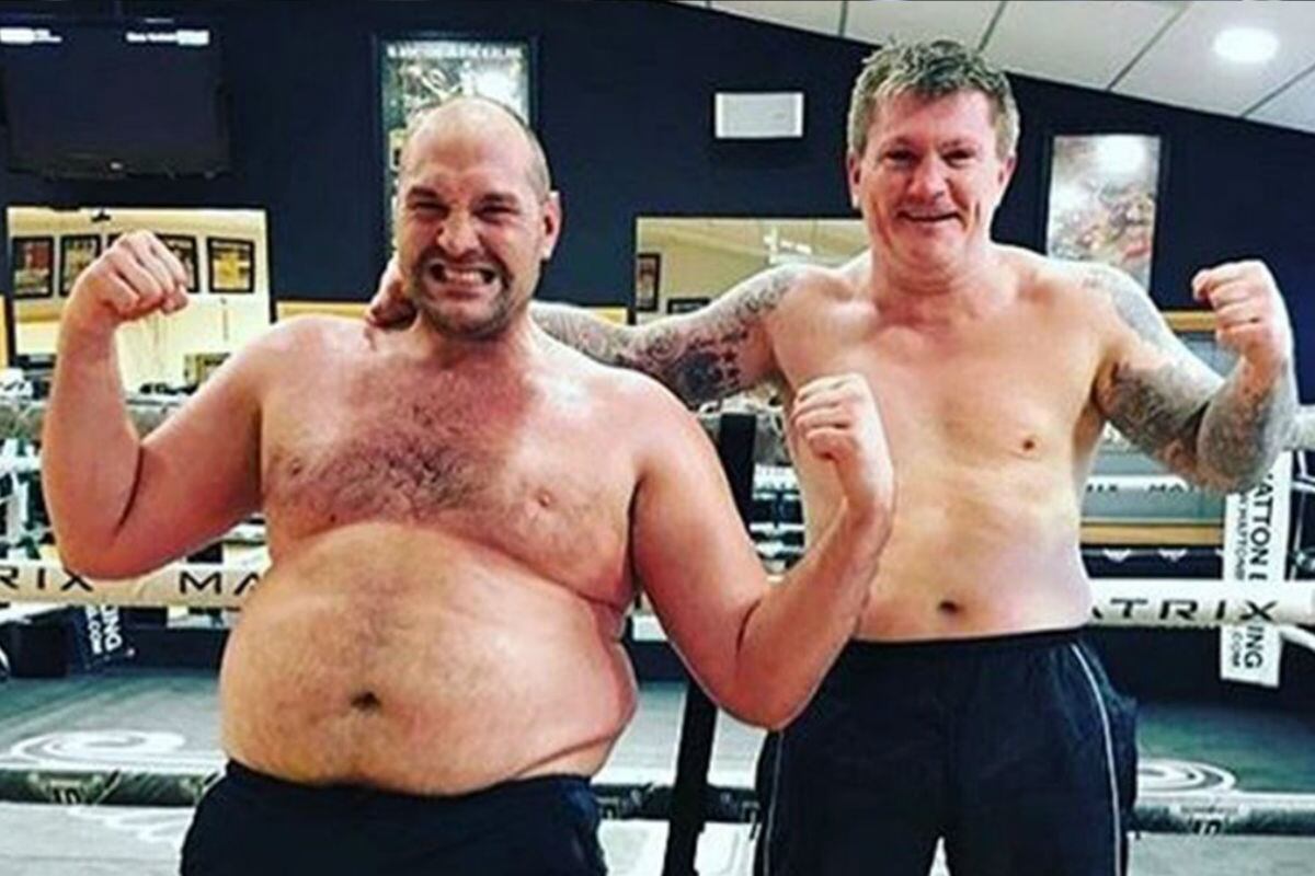Fury afrima que llegó a pesar hasta 180 kgs. En esta foto al lado de la estrella británica Ricky Hatton. (Redes sociales)