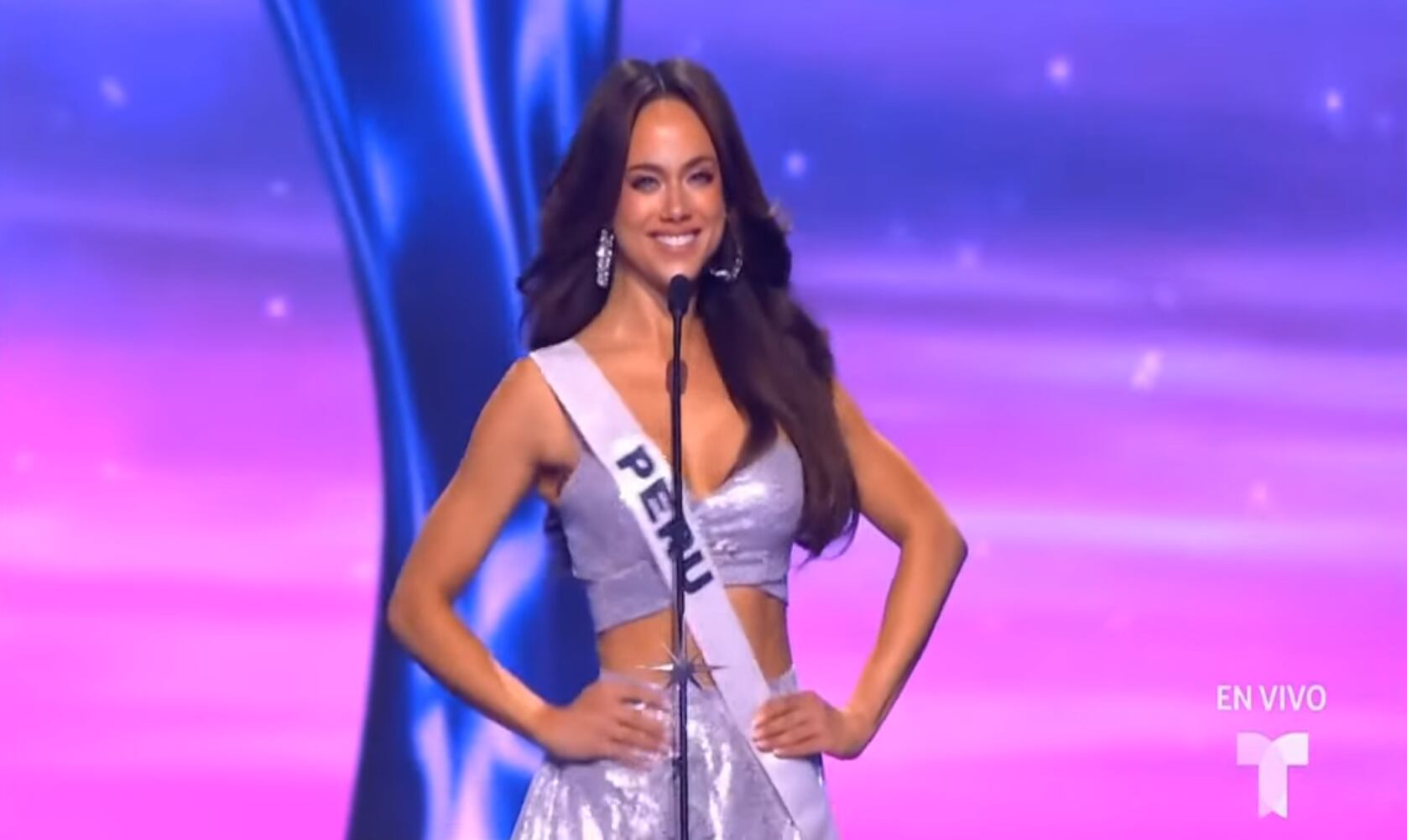 Karla Bacigalupo hizo su saludo respectivo. (Foto: Telemundo)