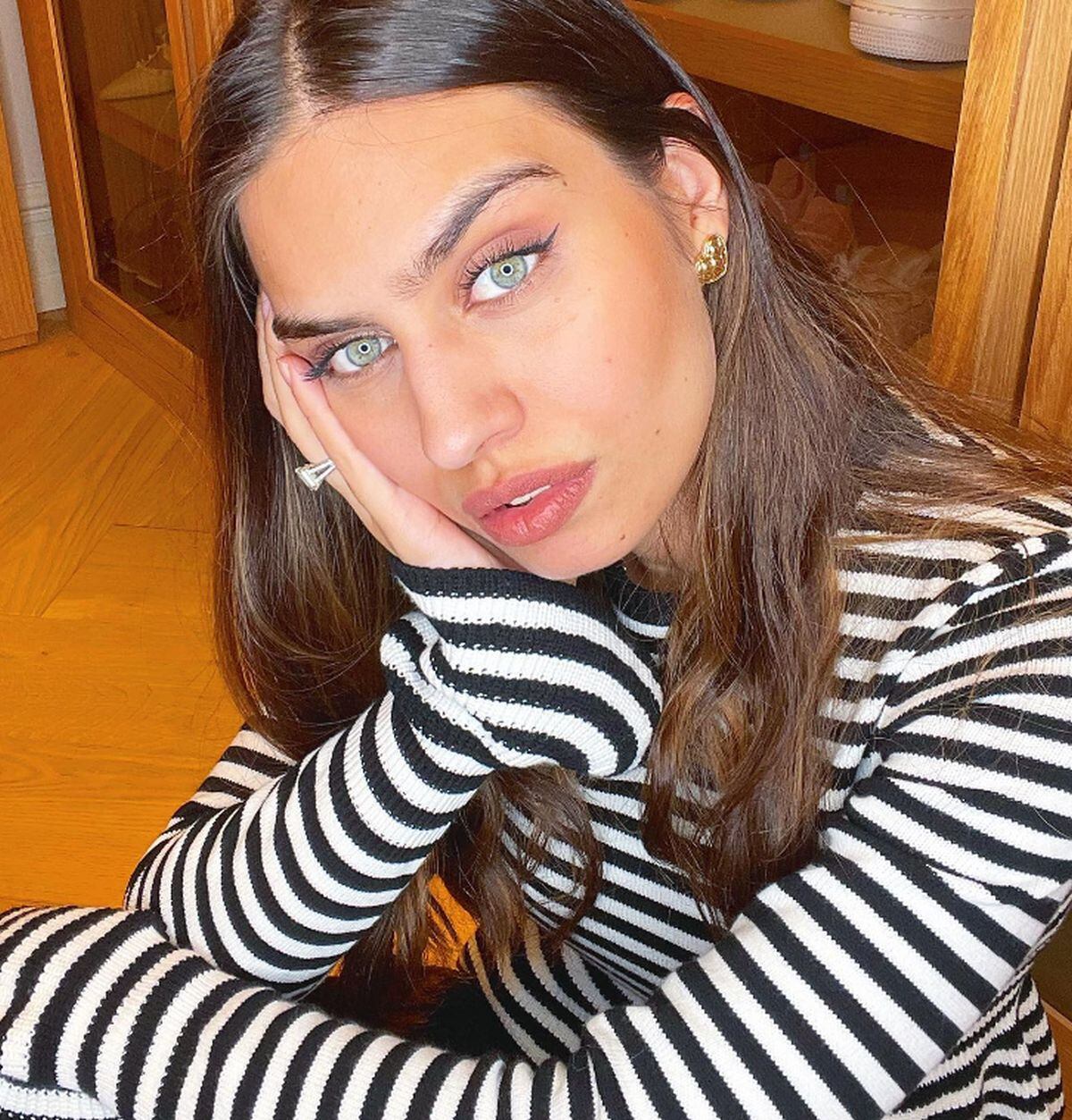 Amine Gülşe como Nur Demirağ en “No te vayas sin mí” (Foto: Amine Gülşe / Instagram)