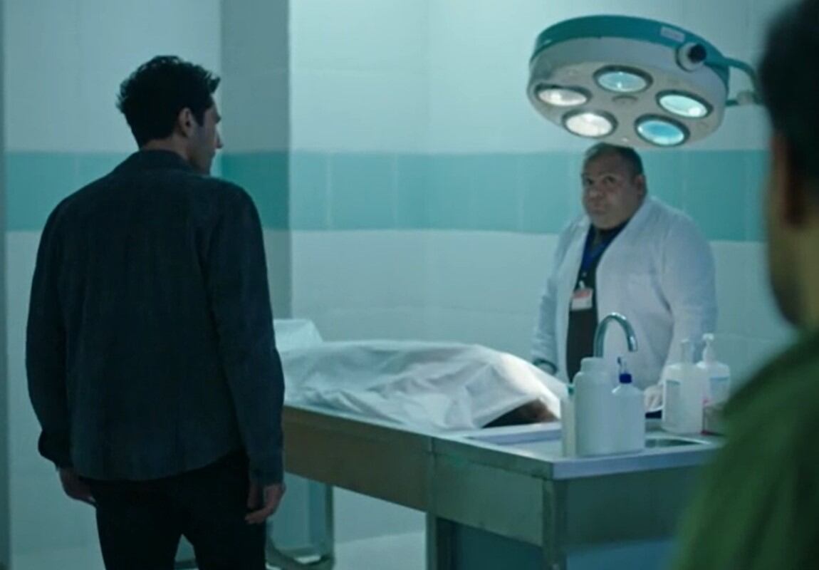 Ilgaz reconoce el cuerpo sin vida de Neva (Foto: Ay Yapim)