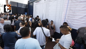 Ciudadanos se quejan tras horas de espera bajo el sol por mesas sin instalar en elecciones 2026: “¡Es un abuso!”