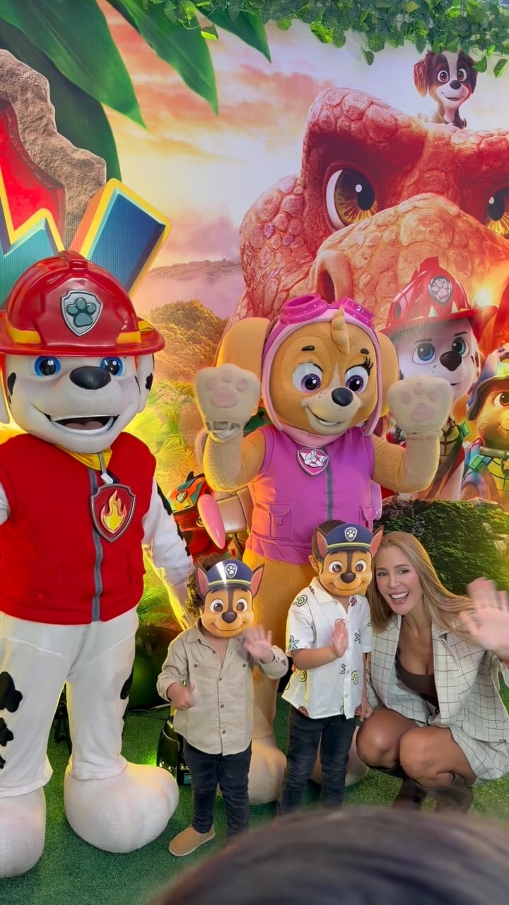 Paolo Guerrero y Erick Elera en el estreno de Paw Patrol: La Dino Película (Instagram Ana Paula Consorte)
