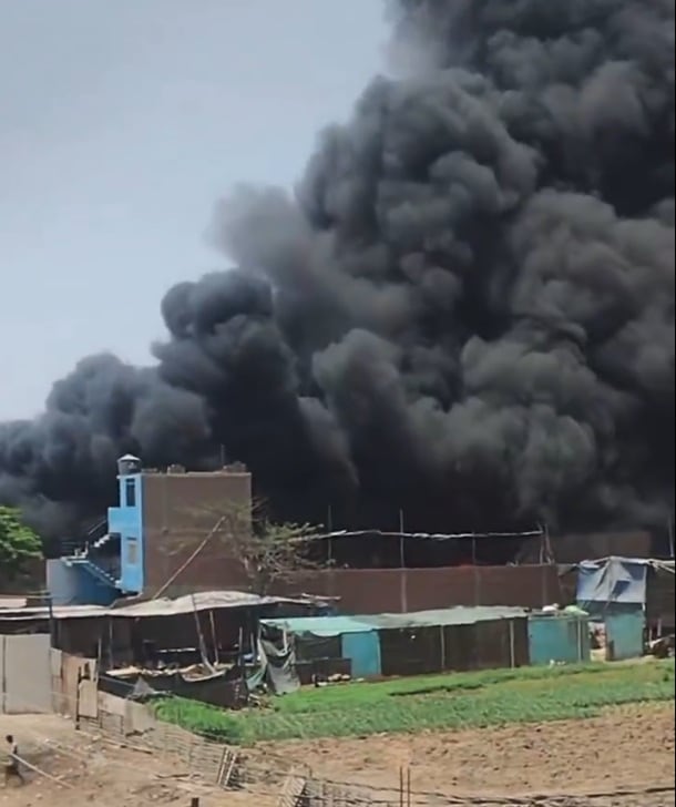 Un incendio se reportó este domingo 7 de diciembre en Puente Piedra. (Foto: Captura Agencia Andina)