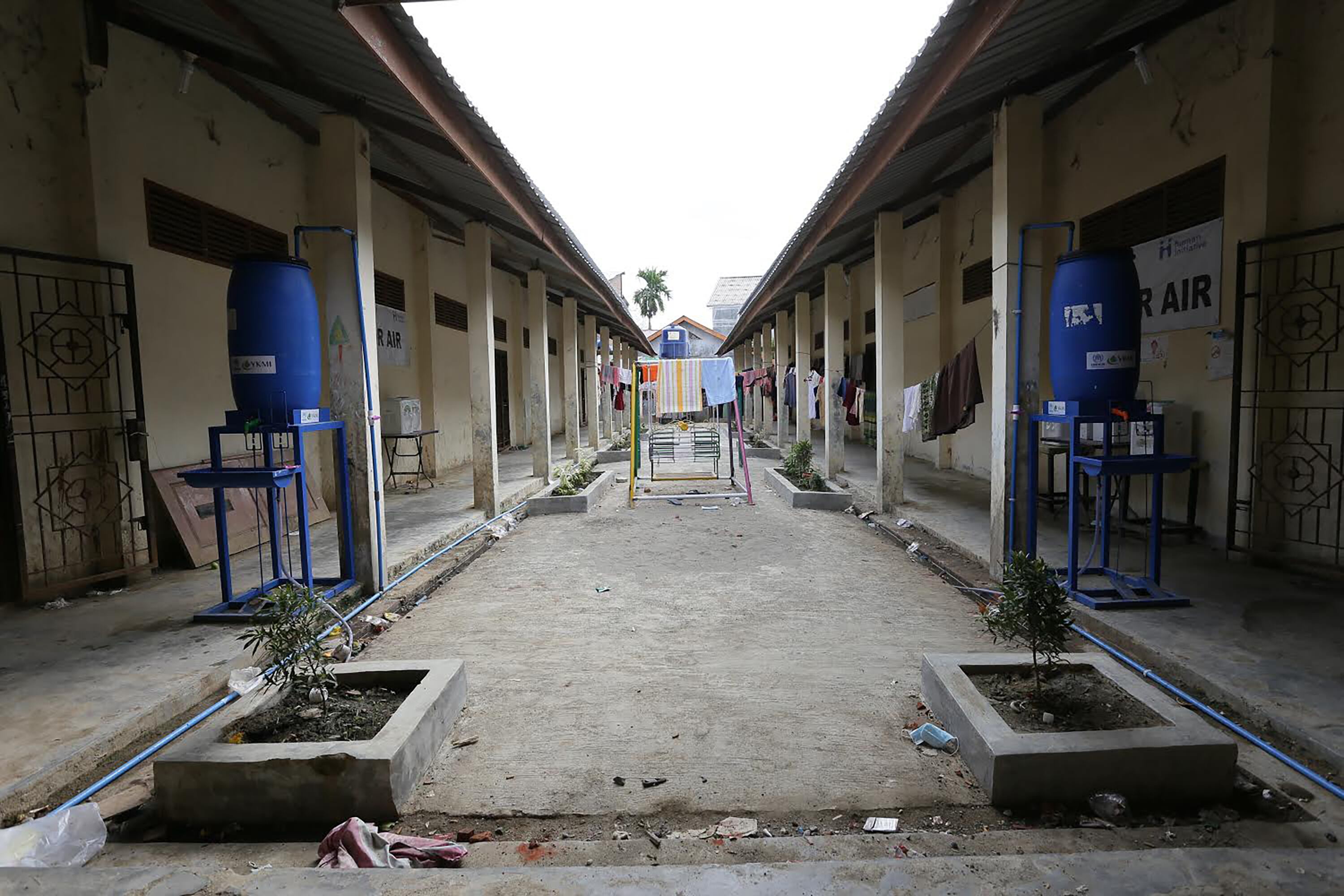 Así luce un campo de refugiados en Lhokseumawe, después de que varios cientos de refugiados rohingya lo abandonaran. (Foto: AFP)