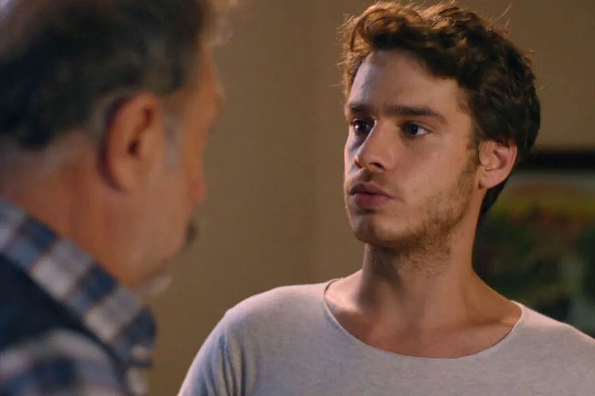 El patrón Sevket tiene una seria conversación con su sobrino en "Amor a segunda vista" (Foto: Süreç Film)