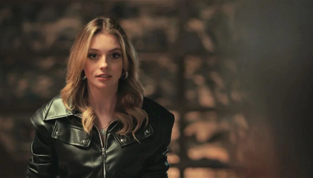 Derin se pone de pie delante de todos y Volkan le pide el divorcio (Foto: Med Yapim)