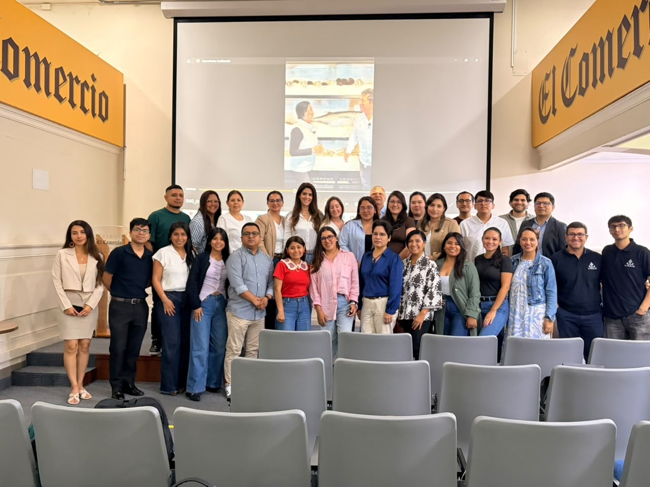 Magali Pinto de AWS se encargó del taller IA.