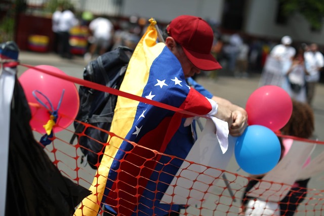 Venezolanos en Perú se concentran en los exteriores de la embajada de Venezuela para expresar su oposición contra la asunción de Nicolás Maduro como presidente del país llanero. Foto: Julio Reaño/@photo.gec