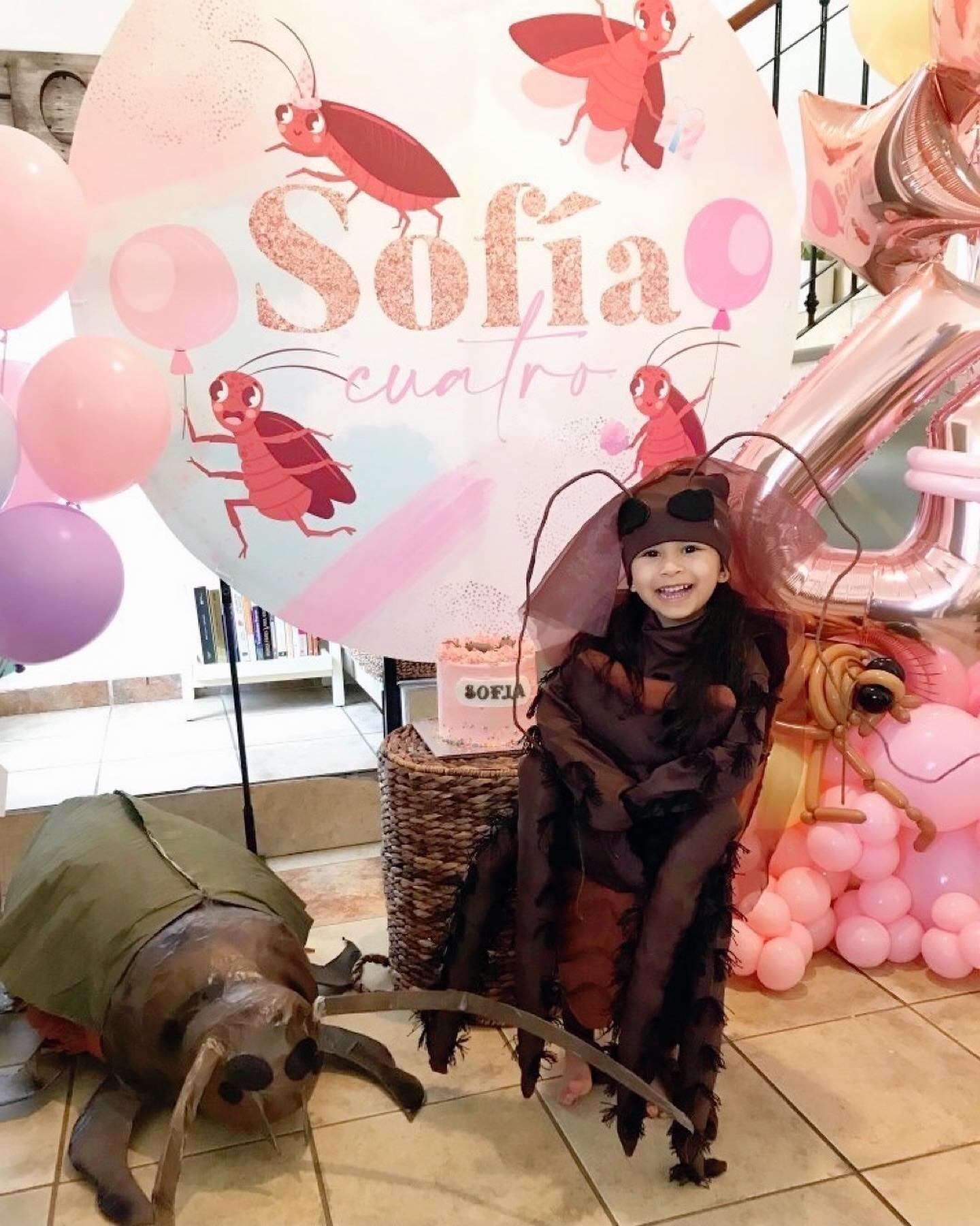 Las cucarachas son los insectos favoritos de la pequeña Sofía. (Foto; Captura/Facebook)