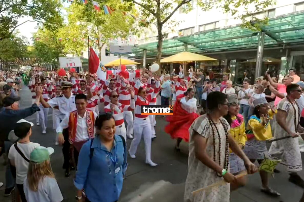 El B.A.P. Unión participó con sus cadetes de alegre desfile por calles de Alemania. (Isabel Medina / Trome).