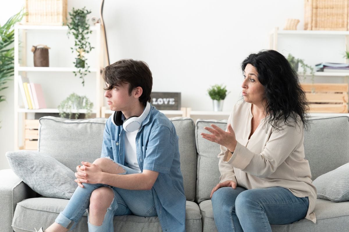 Las causas pueden ir desde una crianza permisiva, carencia afectiva o modelos violentos en casa. Foto: iStock.