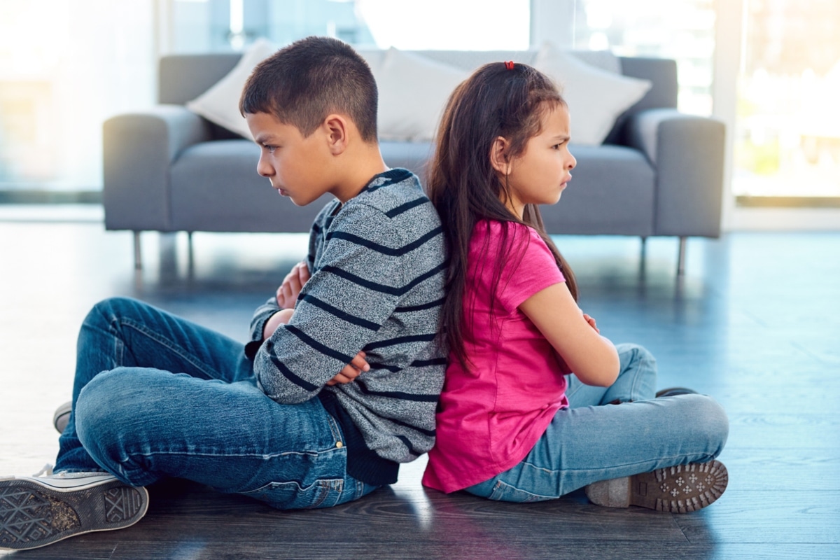 Las rivalidades entre hermanos pueden generar tensión en casa, pero también ayudarles a desarrollar habilidades como la empatía, la negociación y la resolución de problemas. Foto: Istock.