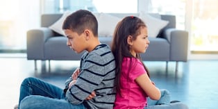 Las rivalidades entre hermanos pueden generar tensión en casa, pero también ayudarles a desarrollar habilidades como la empatía, la negociación y la resolución de problemas. Foto: Istock.