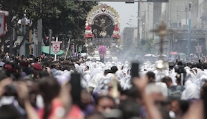 Miles de fieles acompañaron al Señor de Los Milagros en su primera procesión del 2026