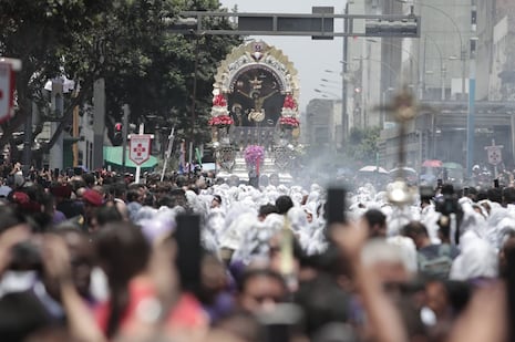 Miles de fieles acompañaron al Señor de Los Milagros en su primera procesión del 2026
