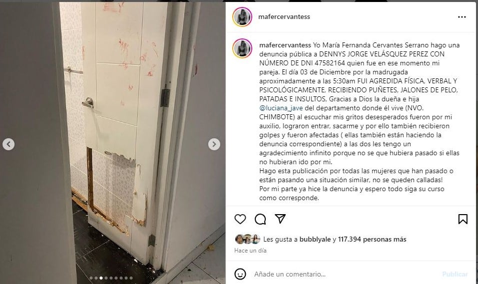 Puerta del baño terminó destrozada y con manchas de sangre. Foto: Mafer Cervantes.
