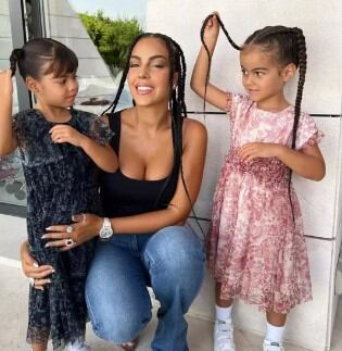La modelo junto a sus hijas producto del amor con el futbolista Cristiano Ronaldo (Foto: Georgina Rodríguez / Instagram)