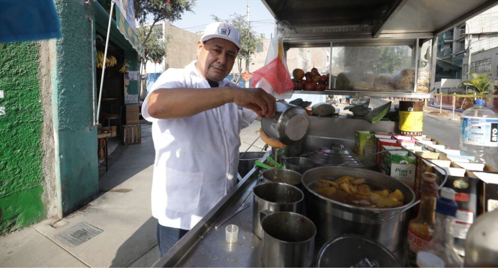 Aprendió a preparar los tónicos medicinales por su familia y también leyendo libros de medicina natural. Fotos: Trome.