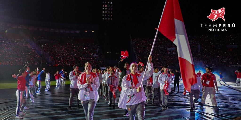 Los abanderados Alexandra Grande y Ángelo Caro y la delegación peruana. (Foto: IPD)