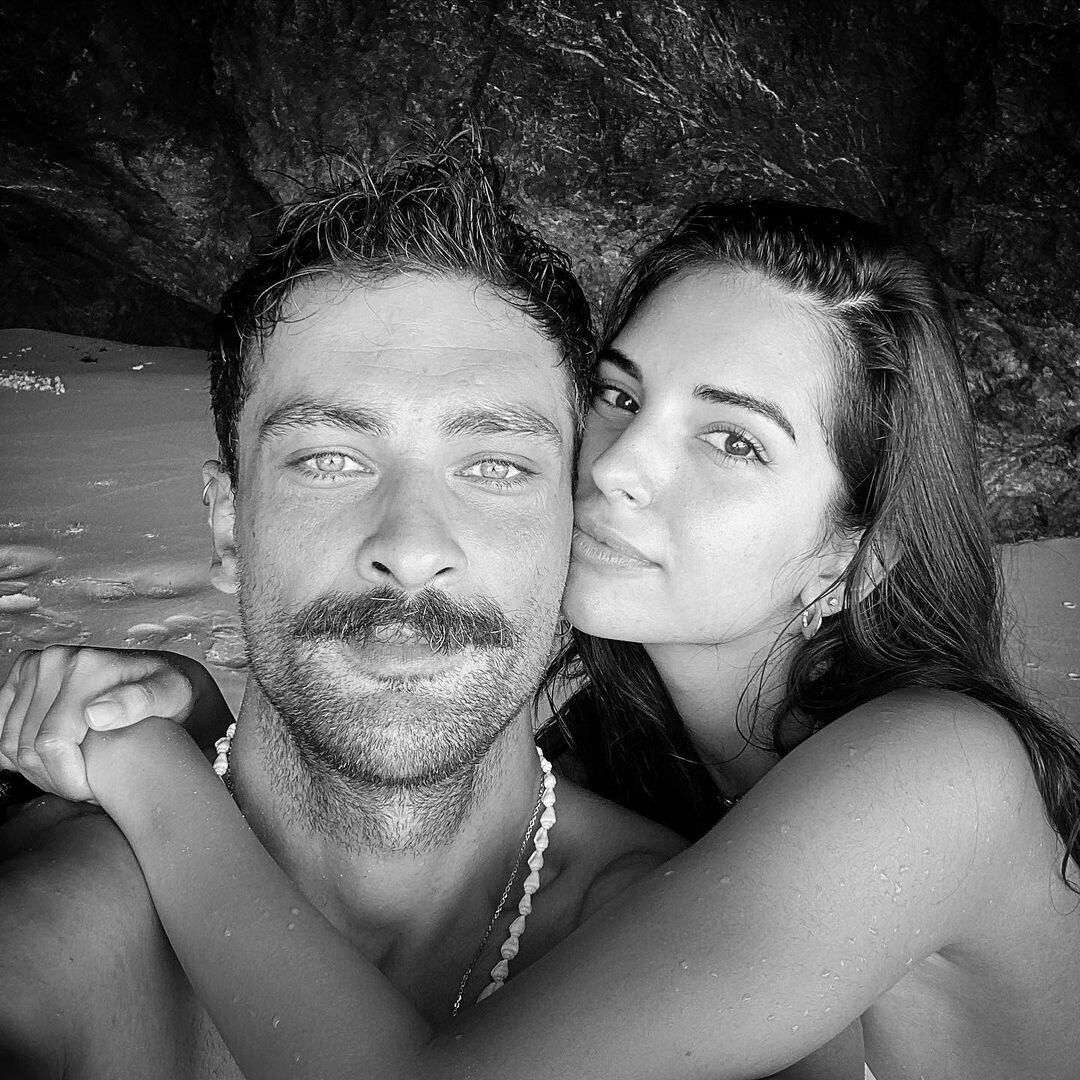 El actor al lado de su novia Yasemin Yazici (Foto: Onur Tuna / instagram)