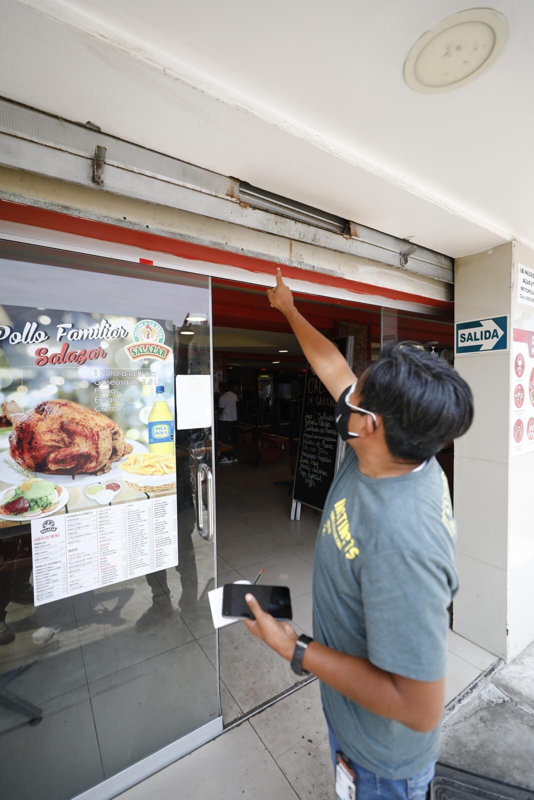 Violentaron la puerta enrollable para ingresar a la pollería. | Foto: Eduardo Cavero