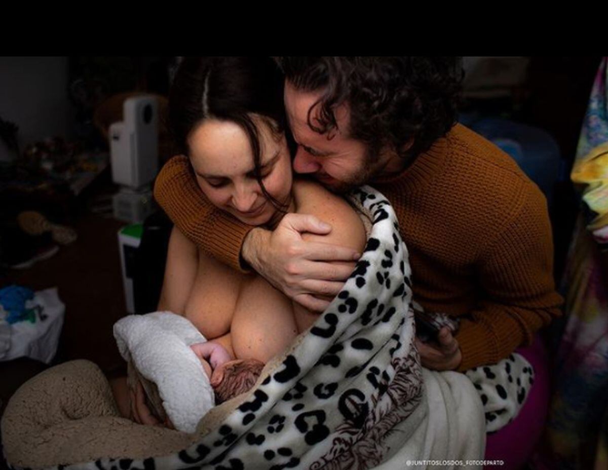 La actriz amamantando a su pequeño Demián al lado de su pareja (Foto: Irán Castillo / Instagram)