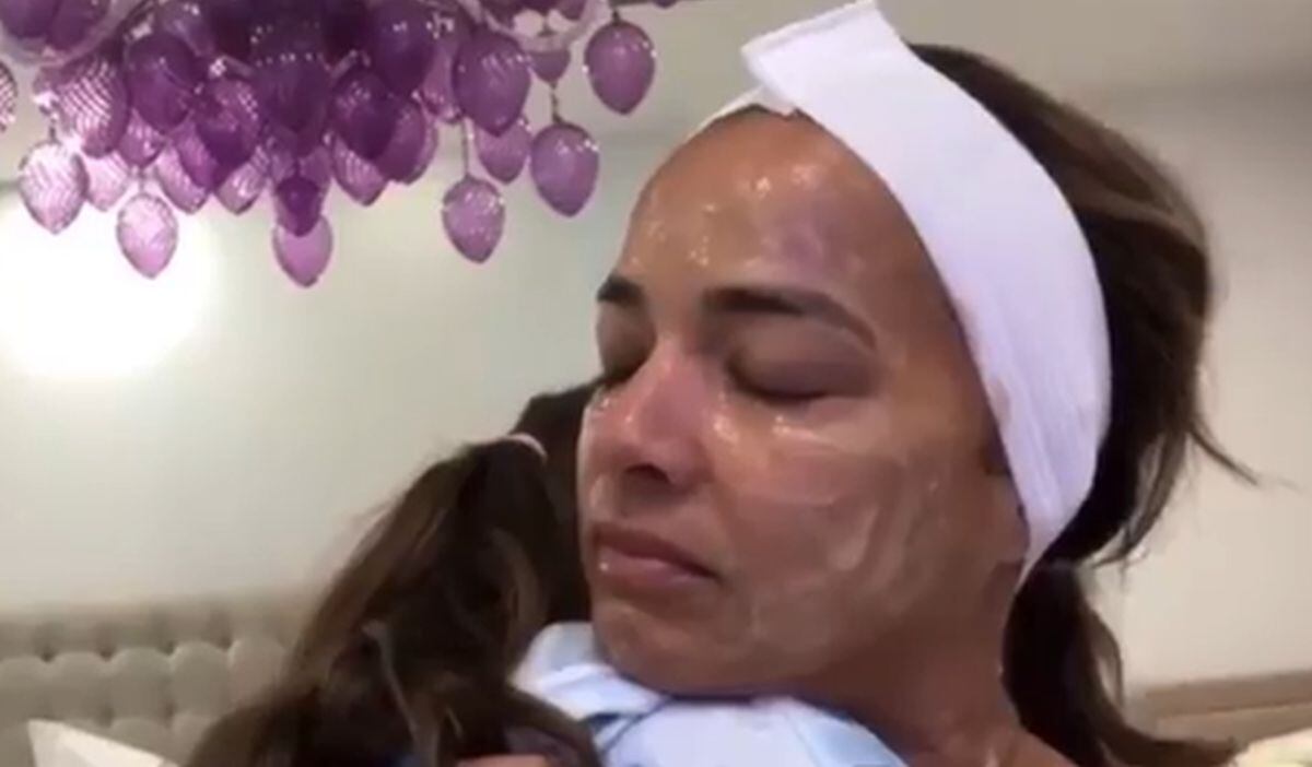 La puertorriqueña consolando a su hija Alaïa tras la eliminación de Toni Costa (Foto: Adamari López / Facebook)