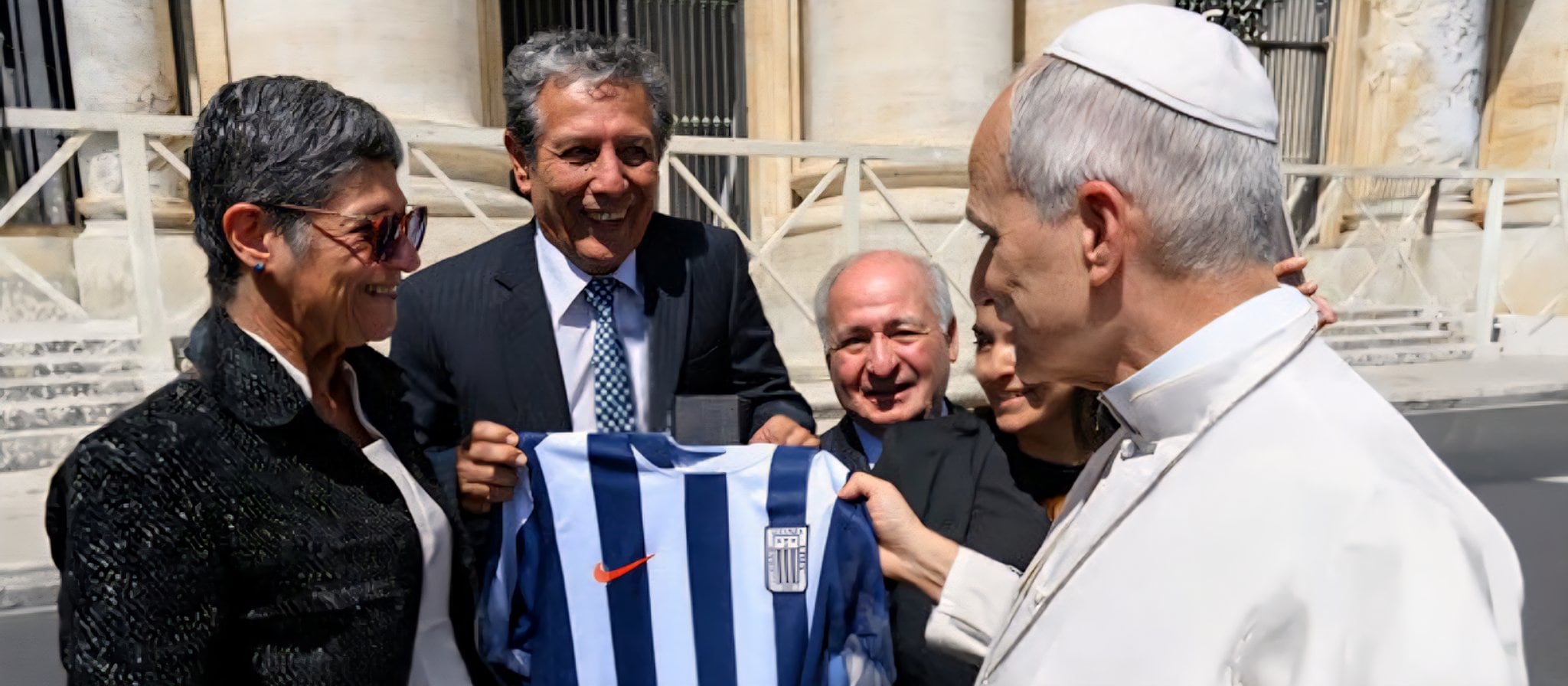 César Cueto protagonizó un emotivo encuentro con el papa León XIV en el Vaticano, donde le obsequió una camiseta de Alianza Lima.