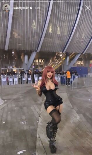 La regiomontana deslumbró a sus seguidores con su atuendo en tonos negros y su cabellera rojiza (Foto: Karely Ruiz / Instagram)