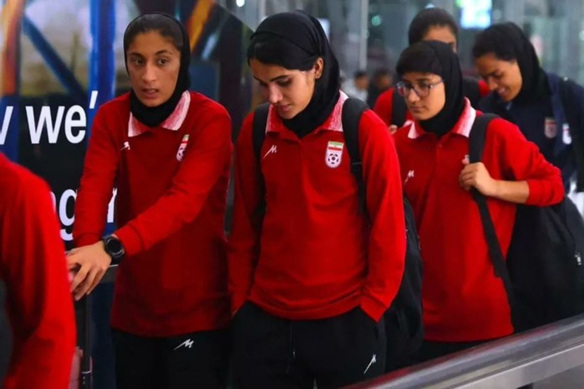 Integrantes de la selección femenina de Irán llega a Malasia rumbo Irán (Foto: @ElGrafico)