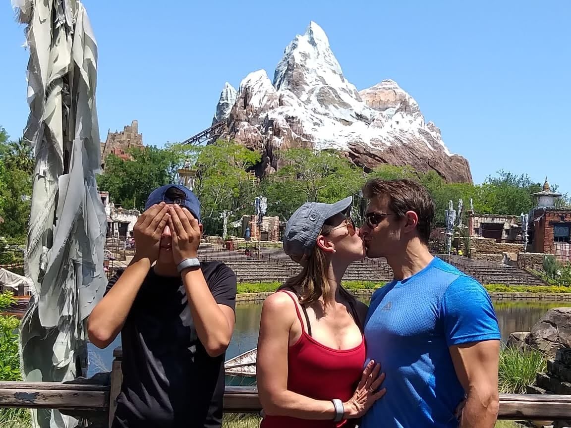 La actriz junto a Mariano, su esposo, y su hijo Enzo. Foto: Facebook Laly Goyzueta.