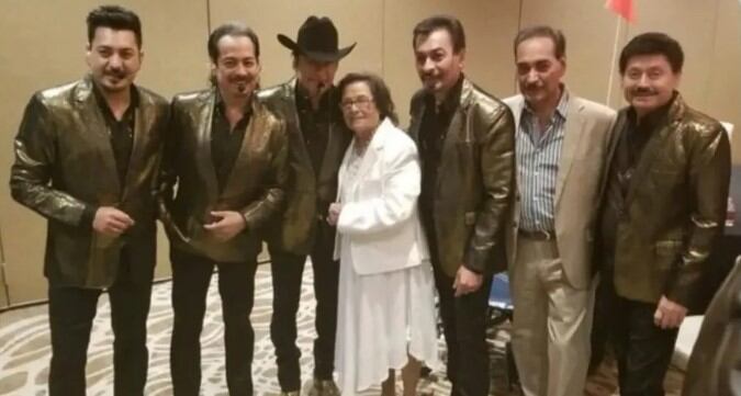 Los cantantes junto a la doña Consuelo (Foto: Especial)