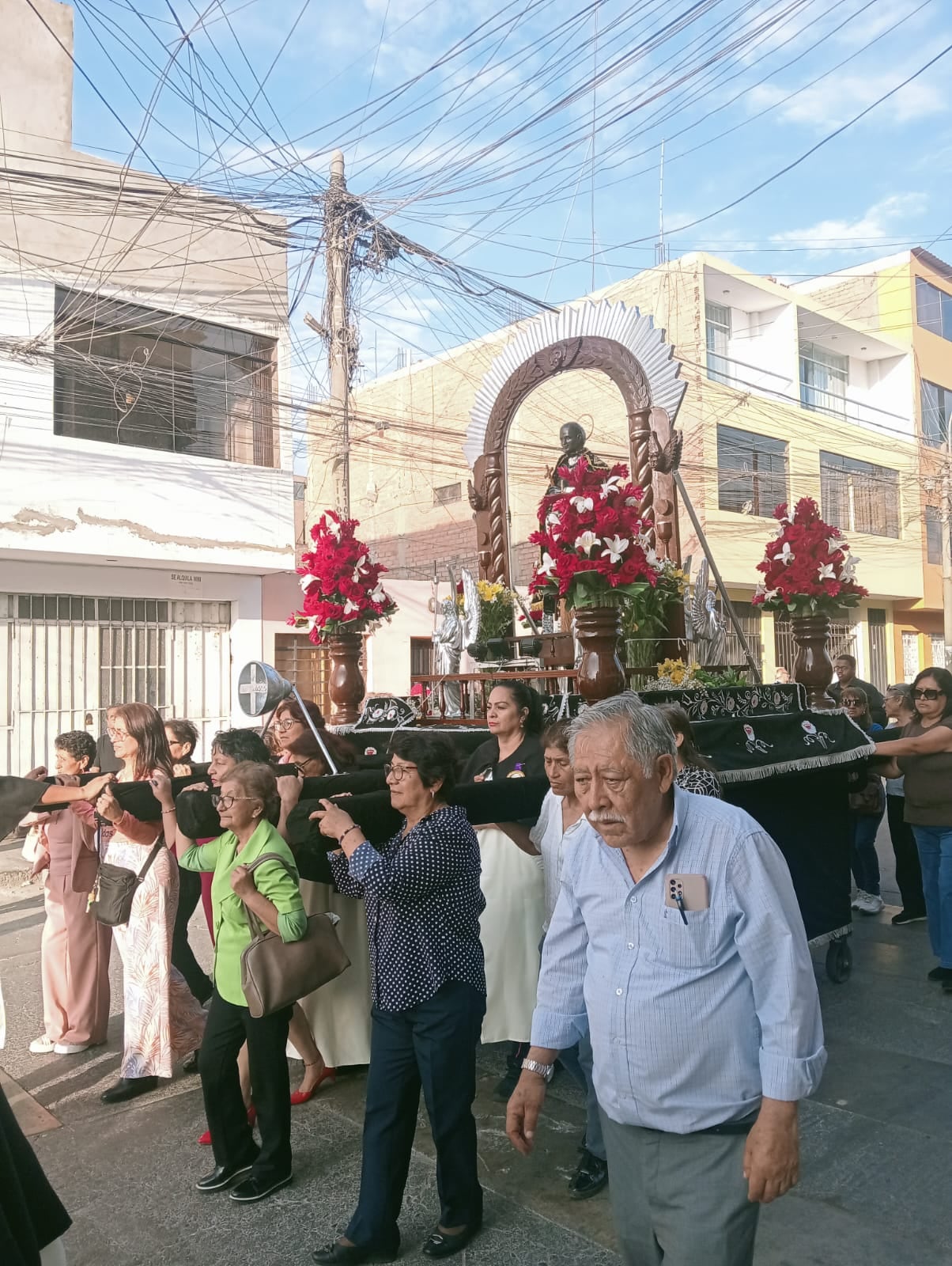 Devotos acompañaron con rezos y aplausos.