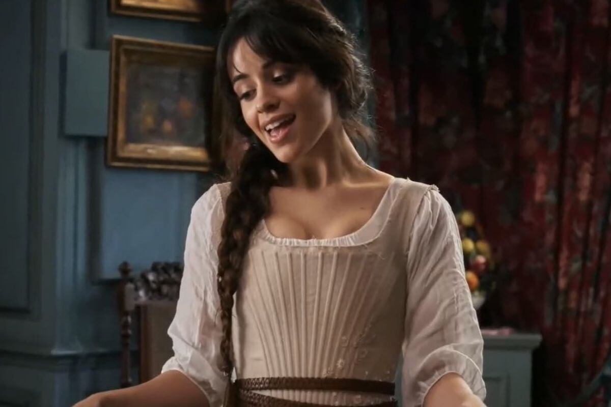 Camila Cabello protagoniza este musical sobre la ya conocida historia de Cenicienta. También actúan Billy Porter, Idina Menzel, Pierce Brosnan y Nicholas Galitzine. (Foto: Columbia Pictures)