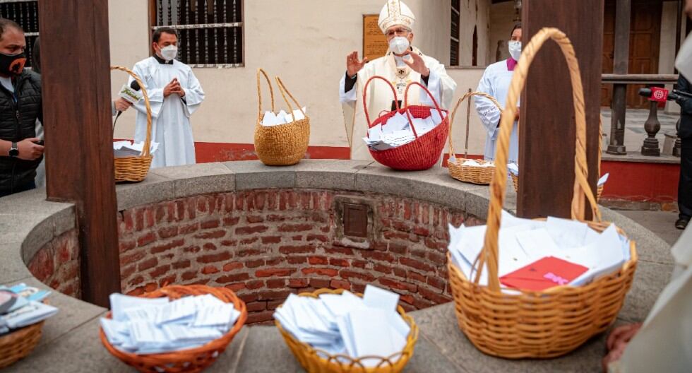 Monseñor Carlos Castillo depositó las cartas de miles de fieles en el pozo de los deseos de Santa Rosa de Lima. (Arzobispado de Lima)