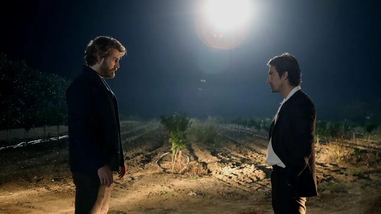 Fikret y Hakan se enfrentan por Züleyha en la telenovela "Tierra amarga" (Foto: Tims & B Productions)